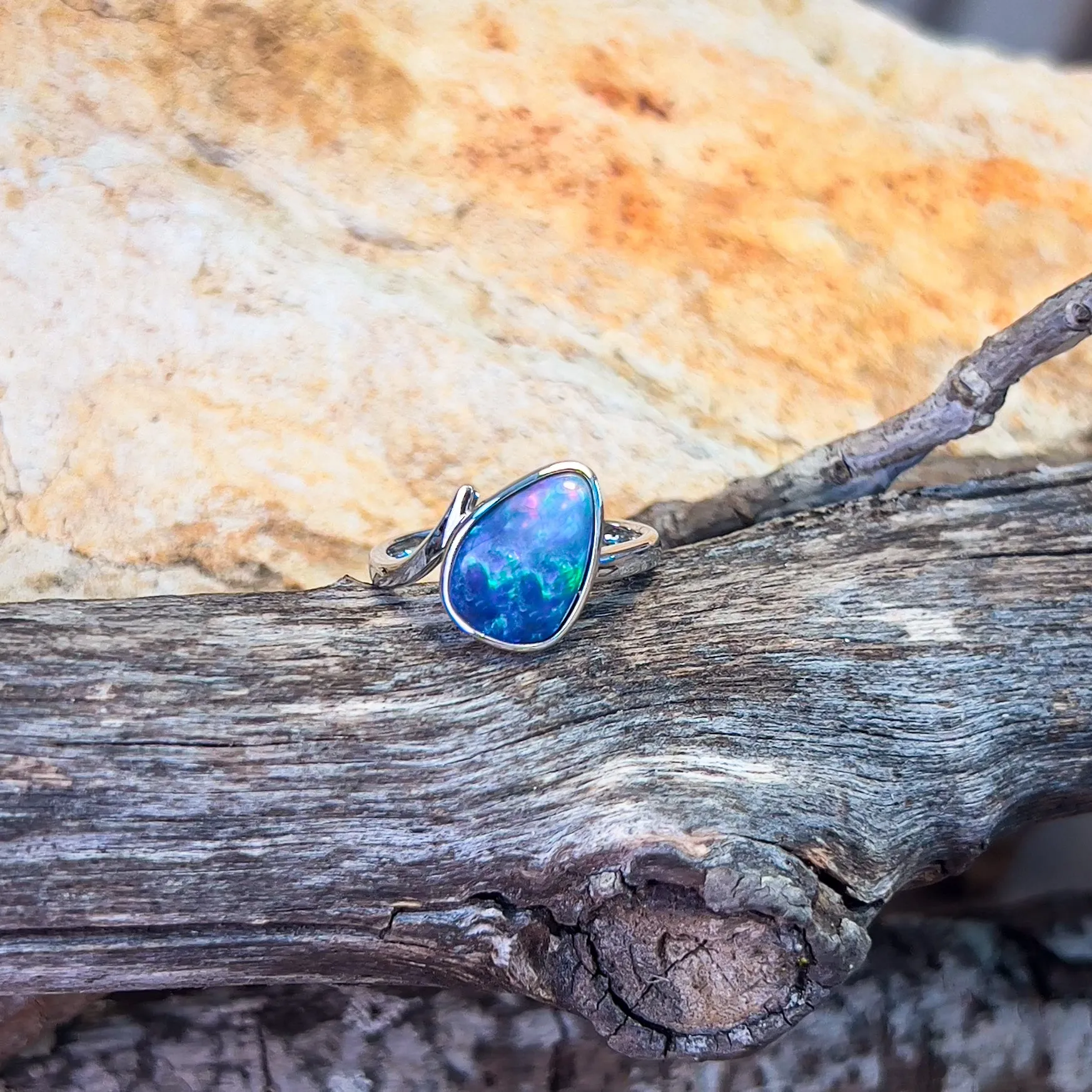 14kt White Gold split shank Triangular shape Opal doublet 2.5ct ring