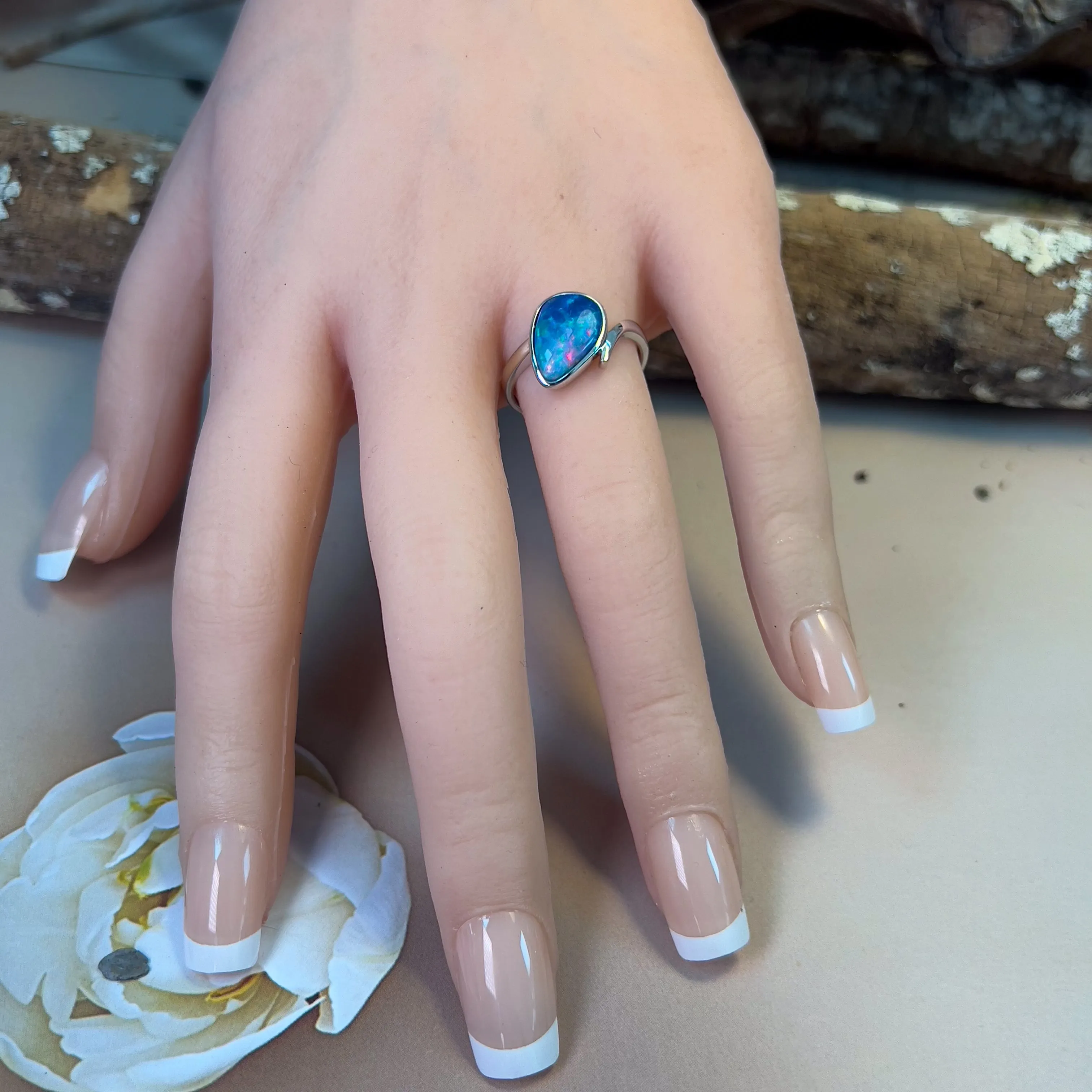 14kt White Gold split shank Triangular shape Opal doublet 2.5ct ring